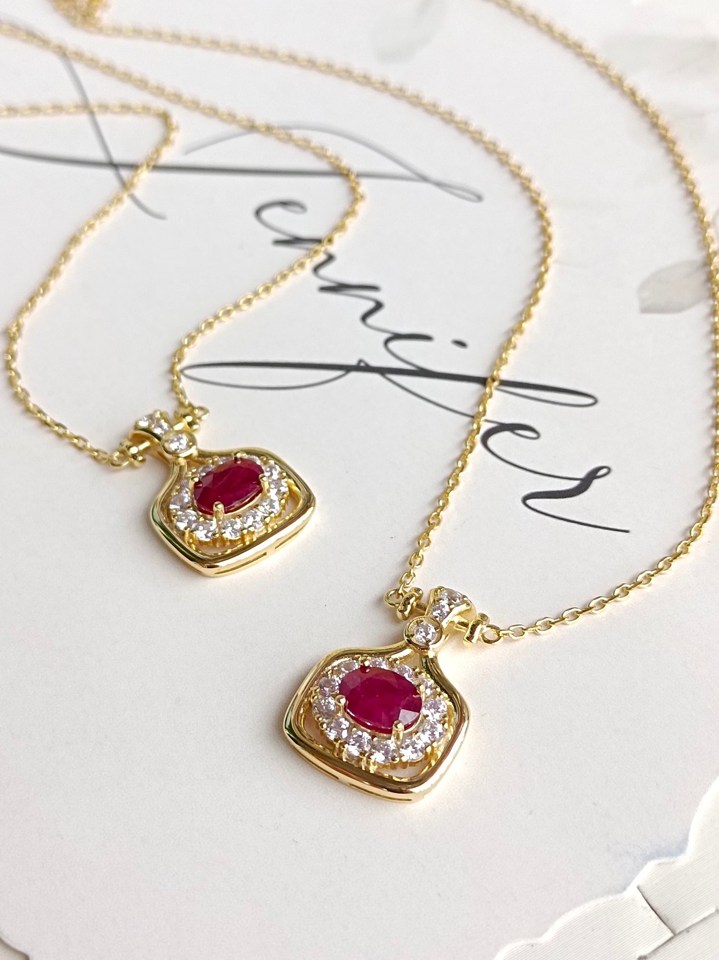 Collana con ciondolo rubino alla moda con bottiglia di profumo - Gioiello elegante