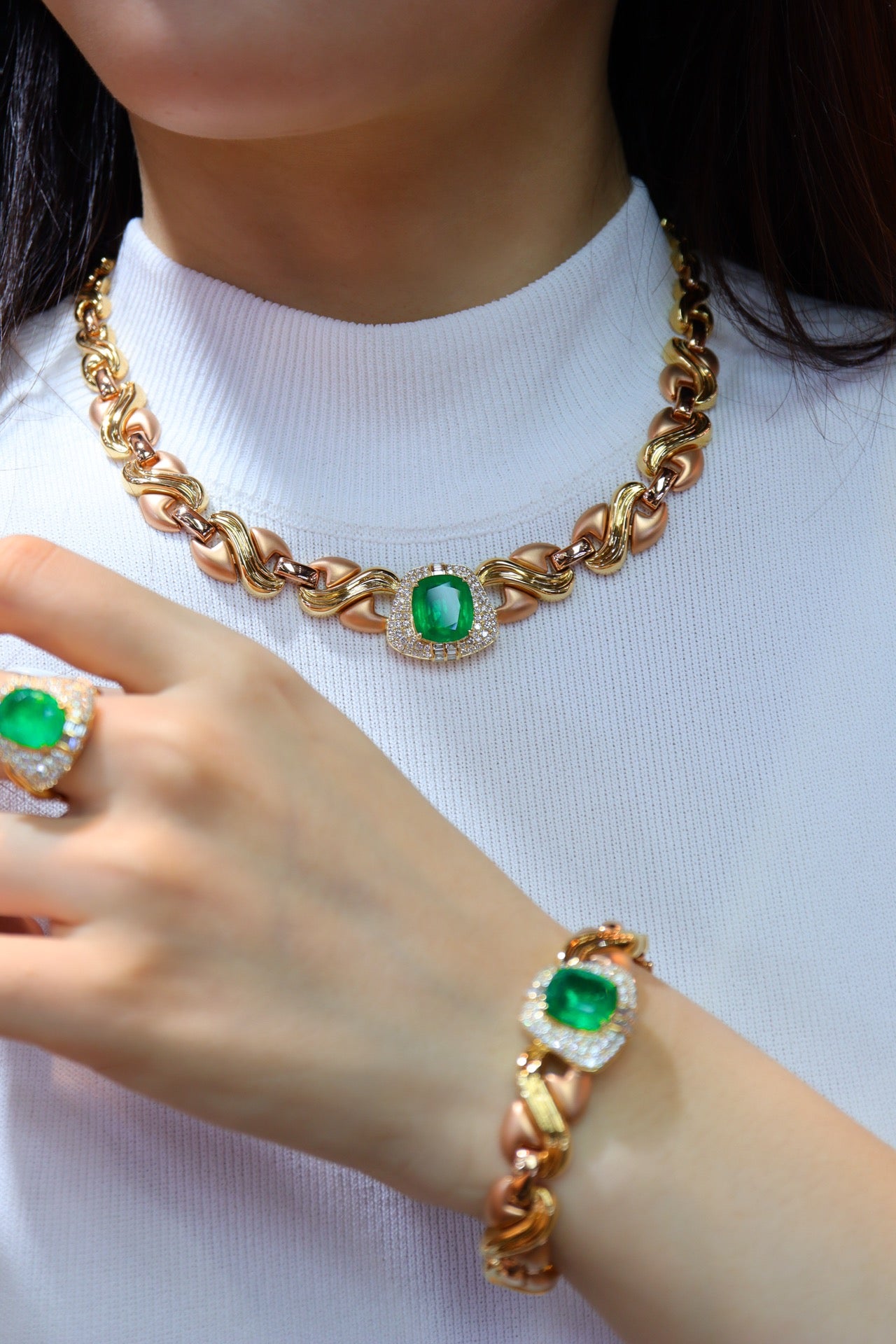 Smaragd-Schmuckset: Modernes Vintage-Design, Akzente aus 18-karätigem Gold und Diamanten