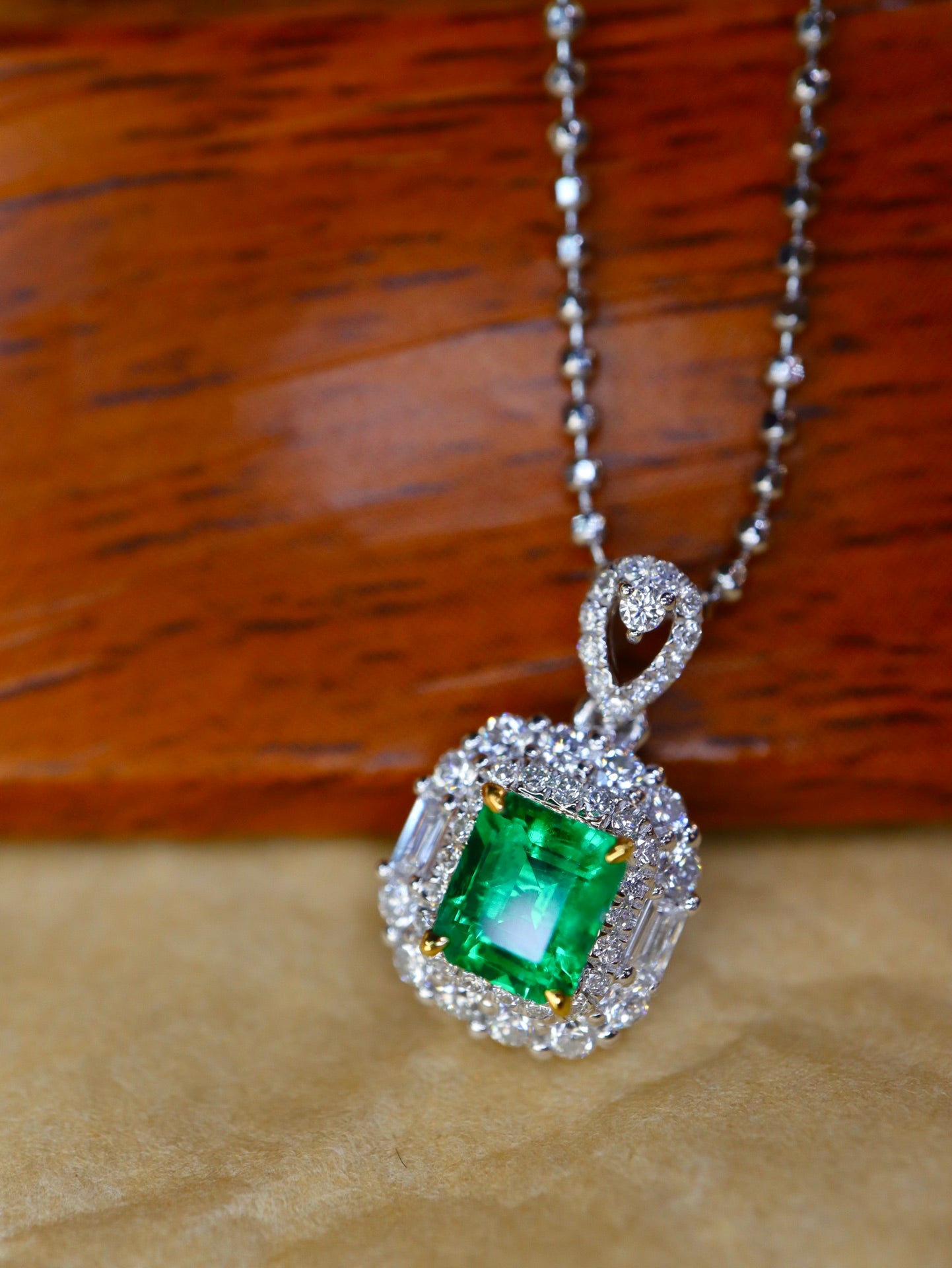 Joyería con colgante de esmeralda de Panjshir: una joya brillante para el coleccionista exigente