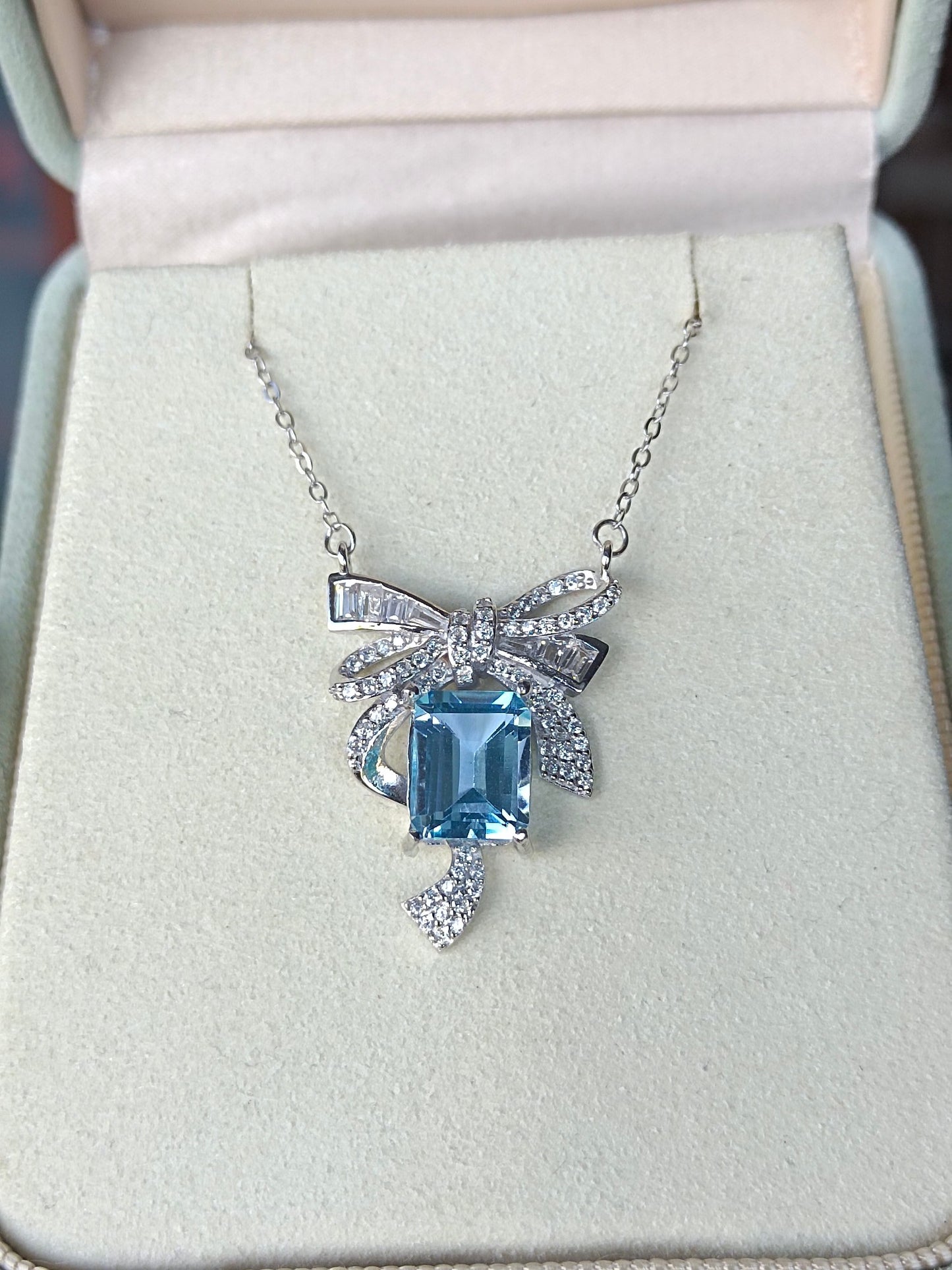 Colier luxos cu papion cu topaz natural în tăietură pătrată - bijuterii rafinate