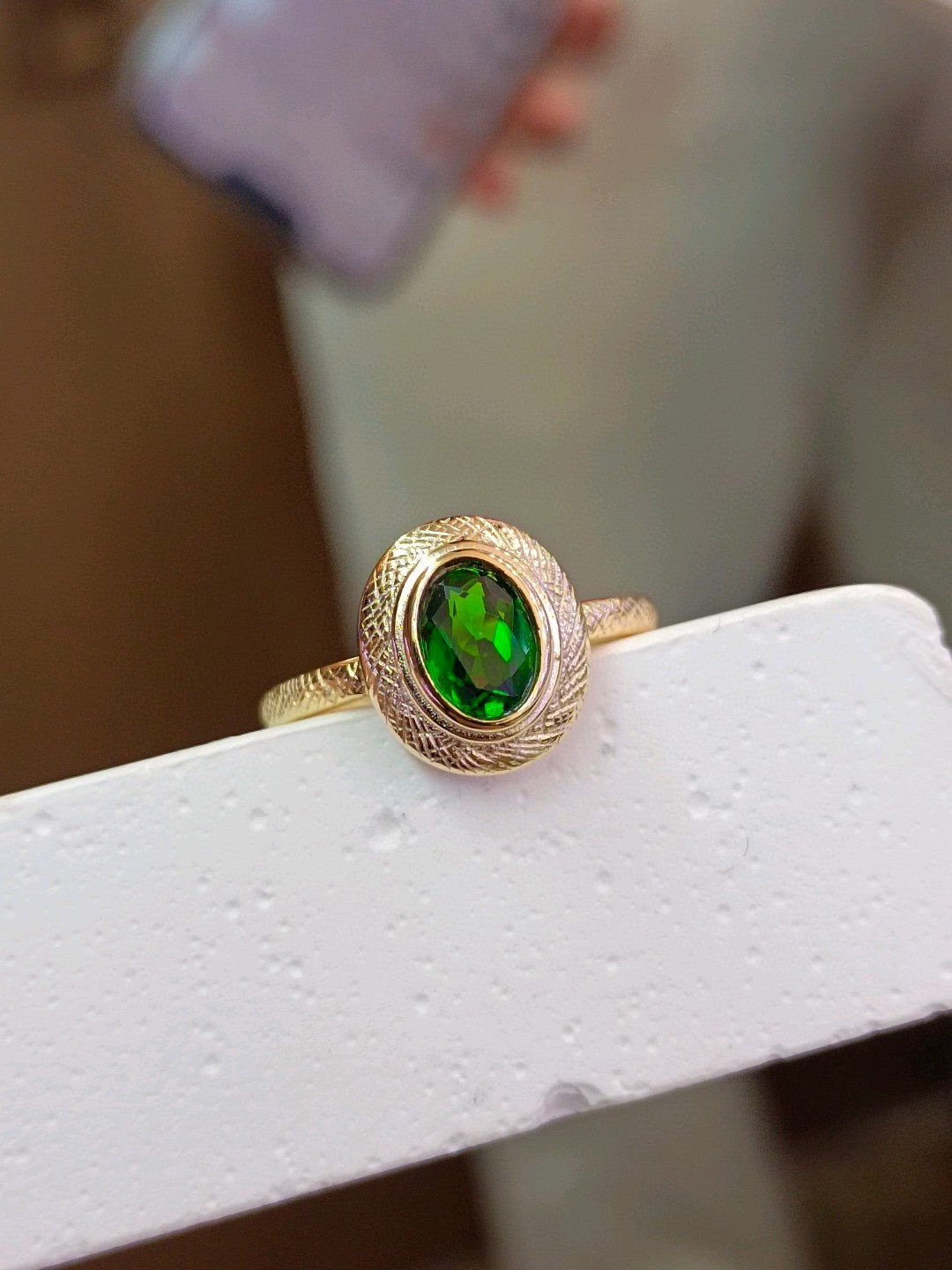 Inel diopside natural rafinat - O fuziune a pietrelor prețioase și a măiestriei Buccellati