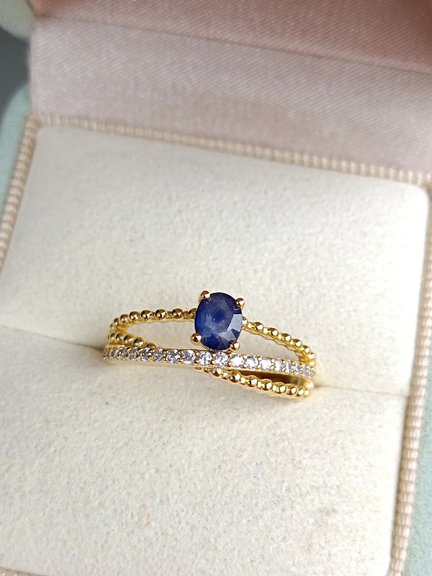 Anello con zaffiro naturale: un gioiello di intelletto, eleganza e saggezza