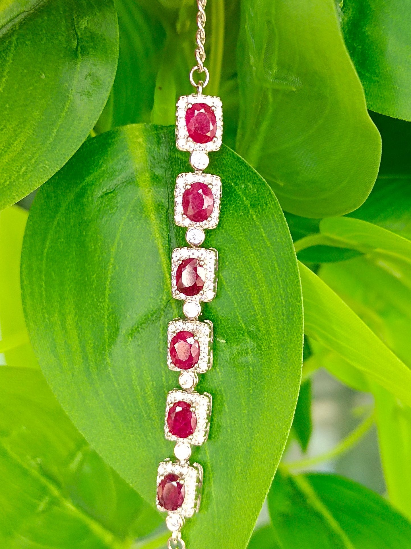 Gelang Ruby yang Mempesona - Sebuah Mahakarya Keanggunan dan Misteri dalam Perhiasan