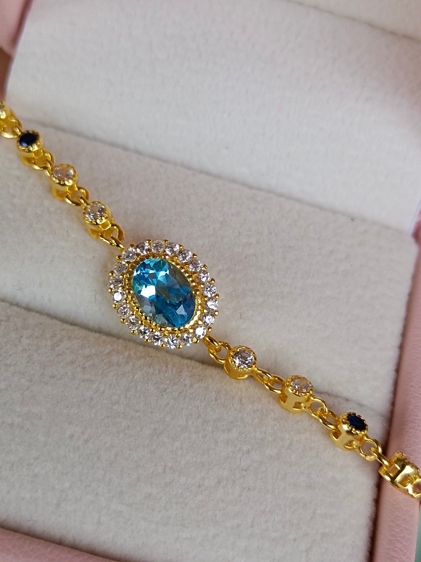 Bracciale gioiello con topazio azzurro naturale svizzero: un simbolo di pace e amicizia