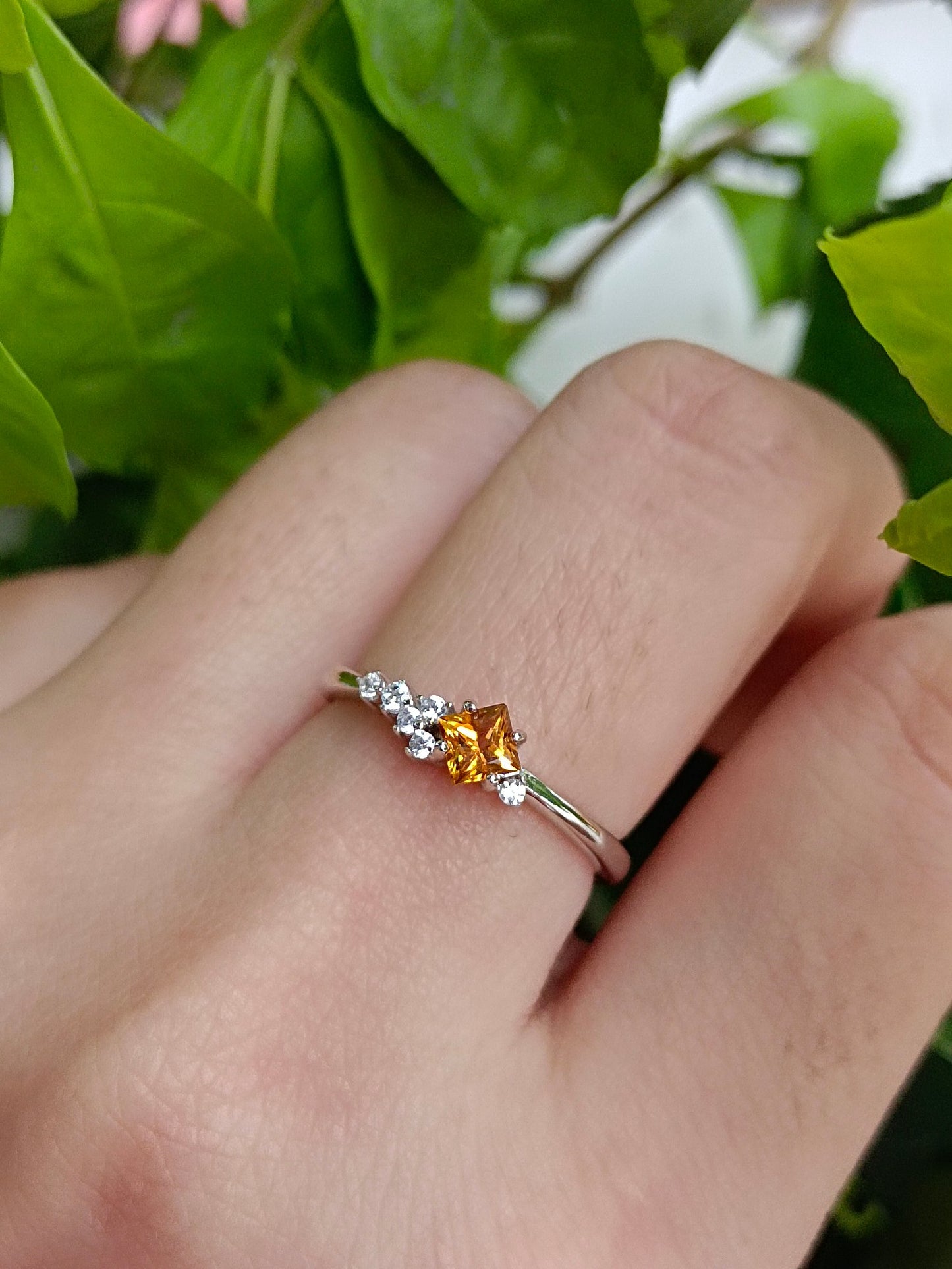 Splendido anello in cristallo giallo taglio principessa: gioielli squisiti