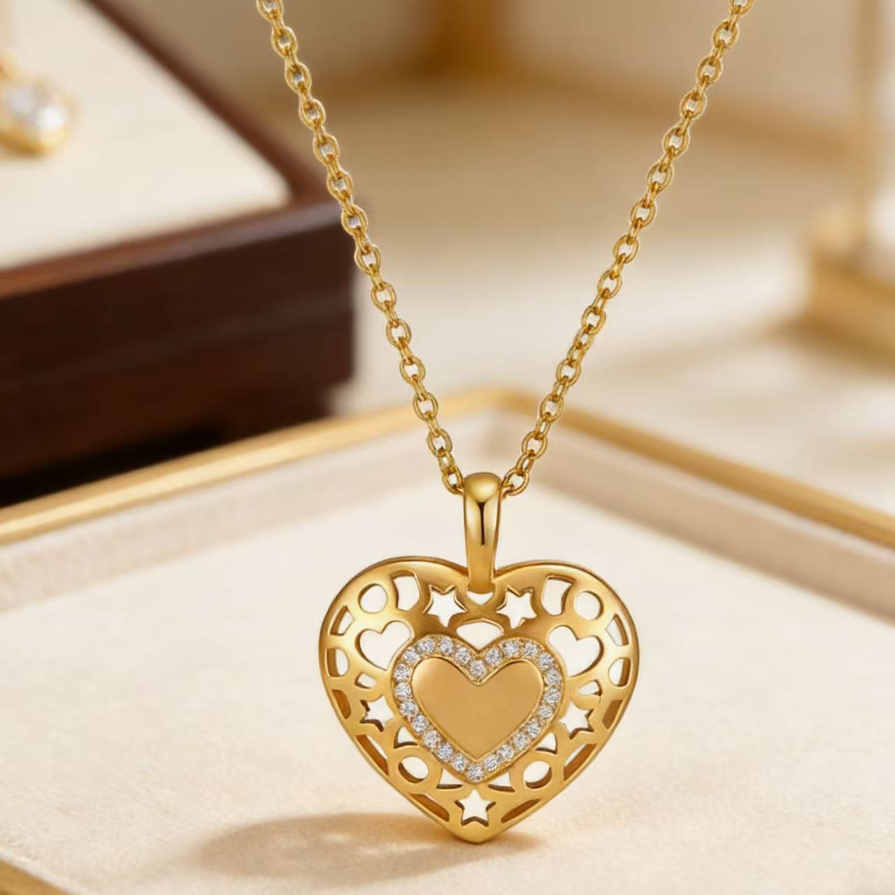 Heart Shaped Necklace With Diamond Inlaid Hollow Design Clavicle Length Chain