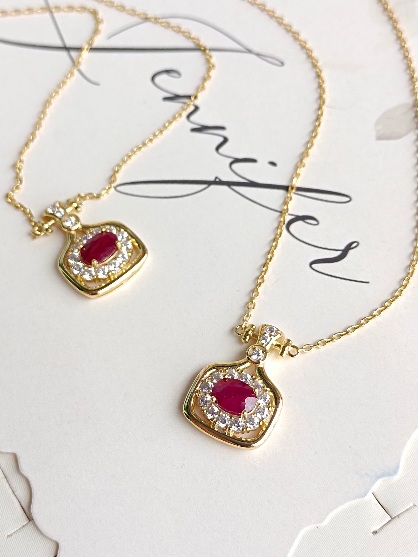 Collana con ciondolo rubino alla moda con bottiglia di profumo - Gioiello elegante