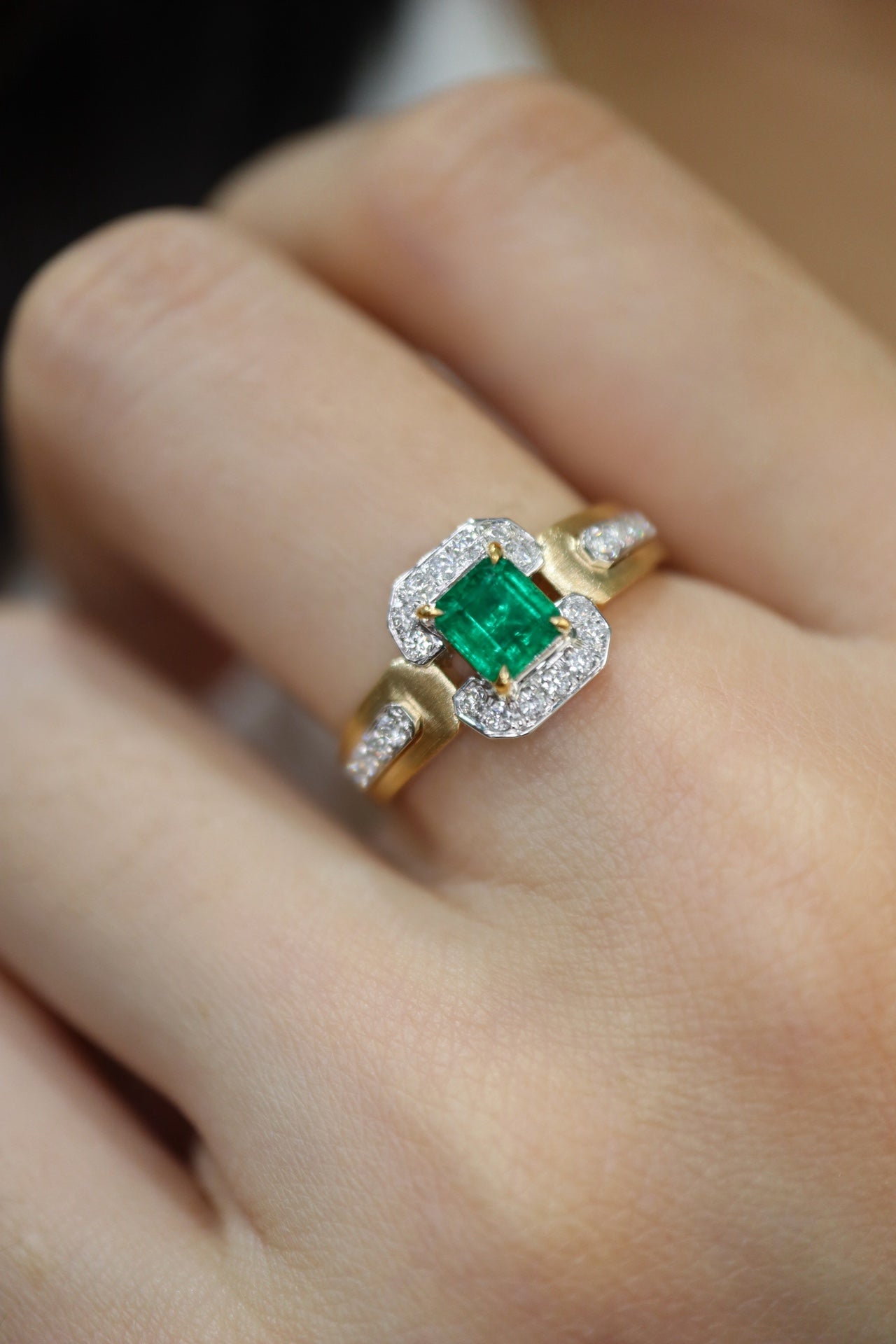 Luxuriöser und trendiger Schmuck: 18-karätiges Gold und mit Diamanten verziertes Stück