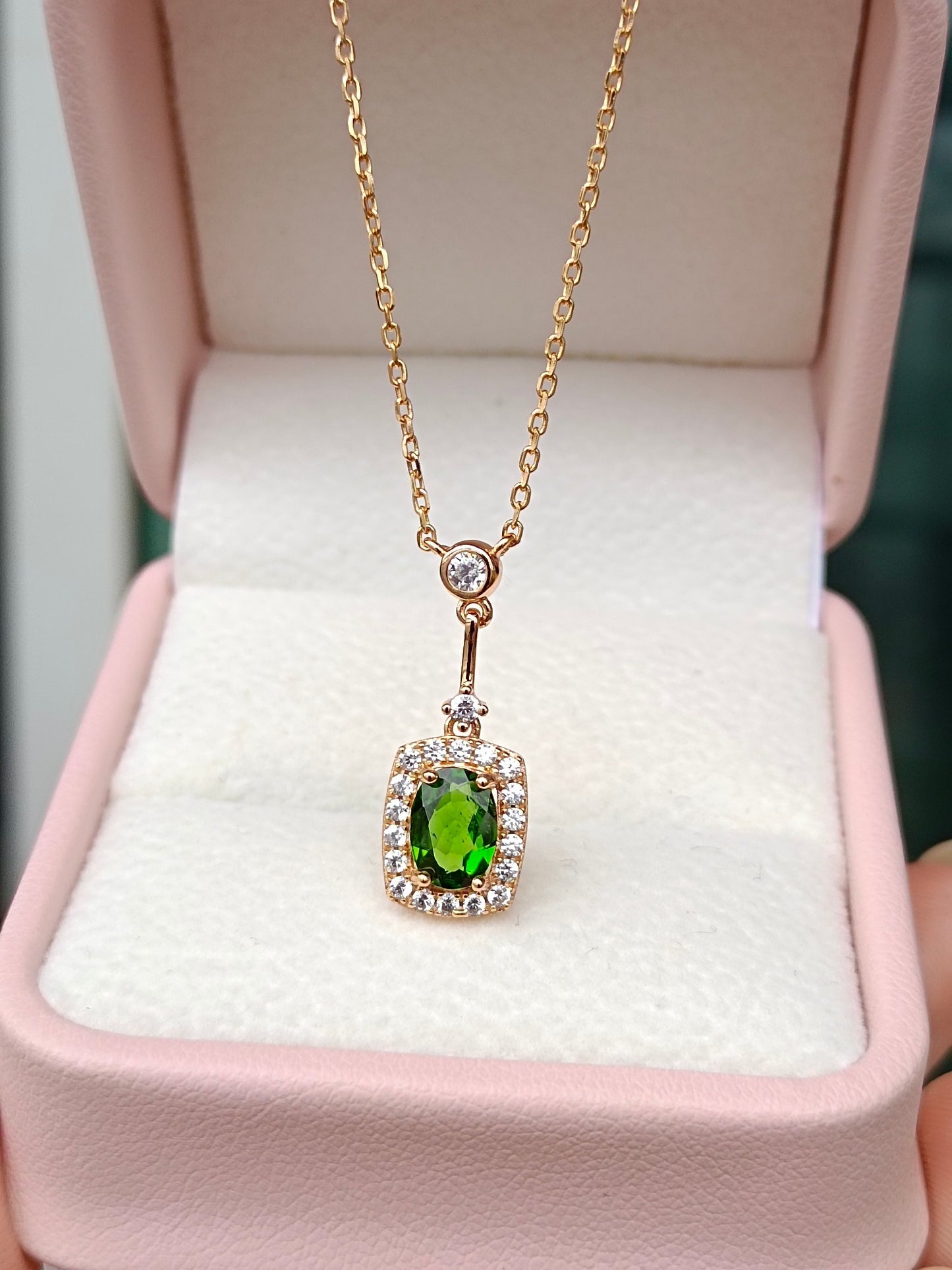 Collana con diopside naturale: un simbolo di speranza, salute e longevità nei gioielli