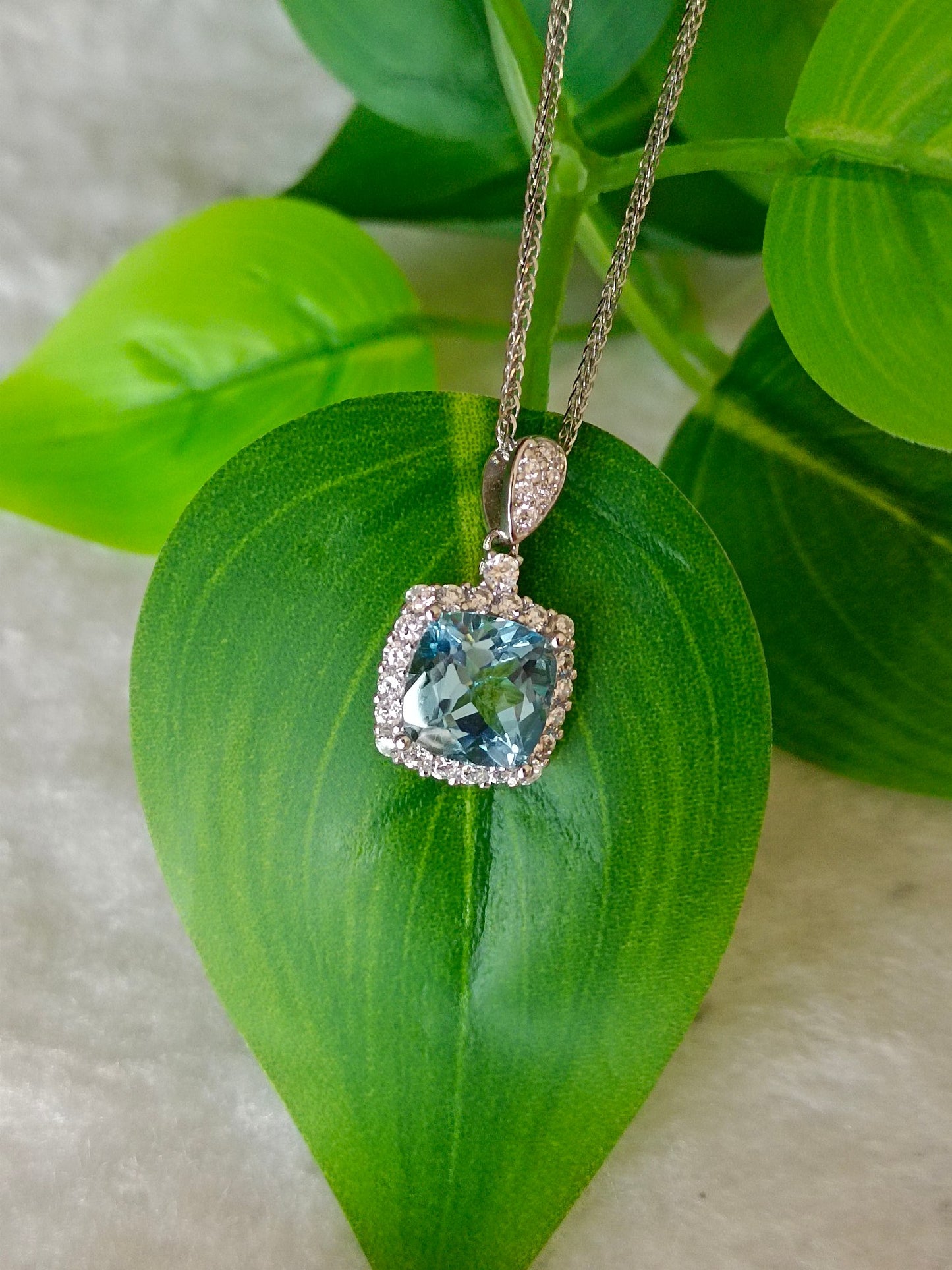 Pandantiv rafinat cu topaz albastru elvețian natural - Un must-have pentru bijuterii