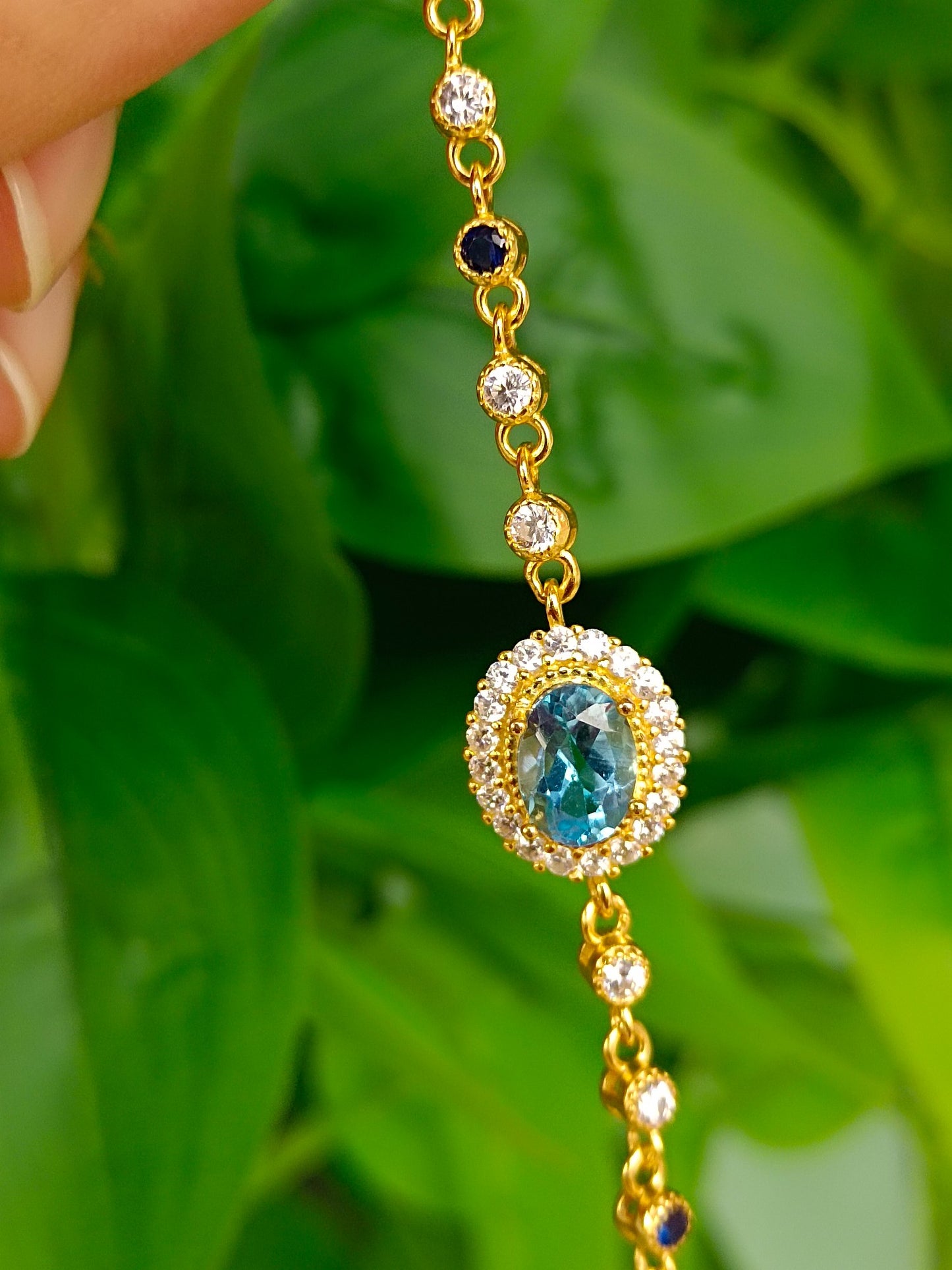 Bracciale gioiello con topazio azzurro naturale svizzero: un simbolo di pace e amicizia