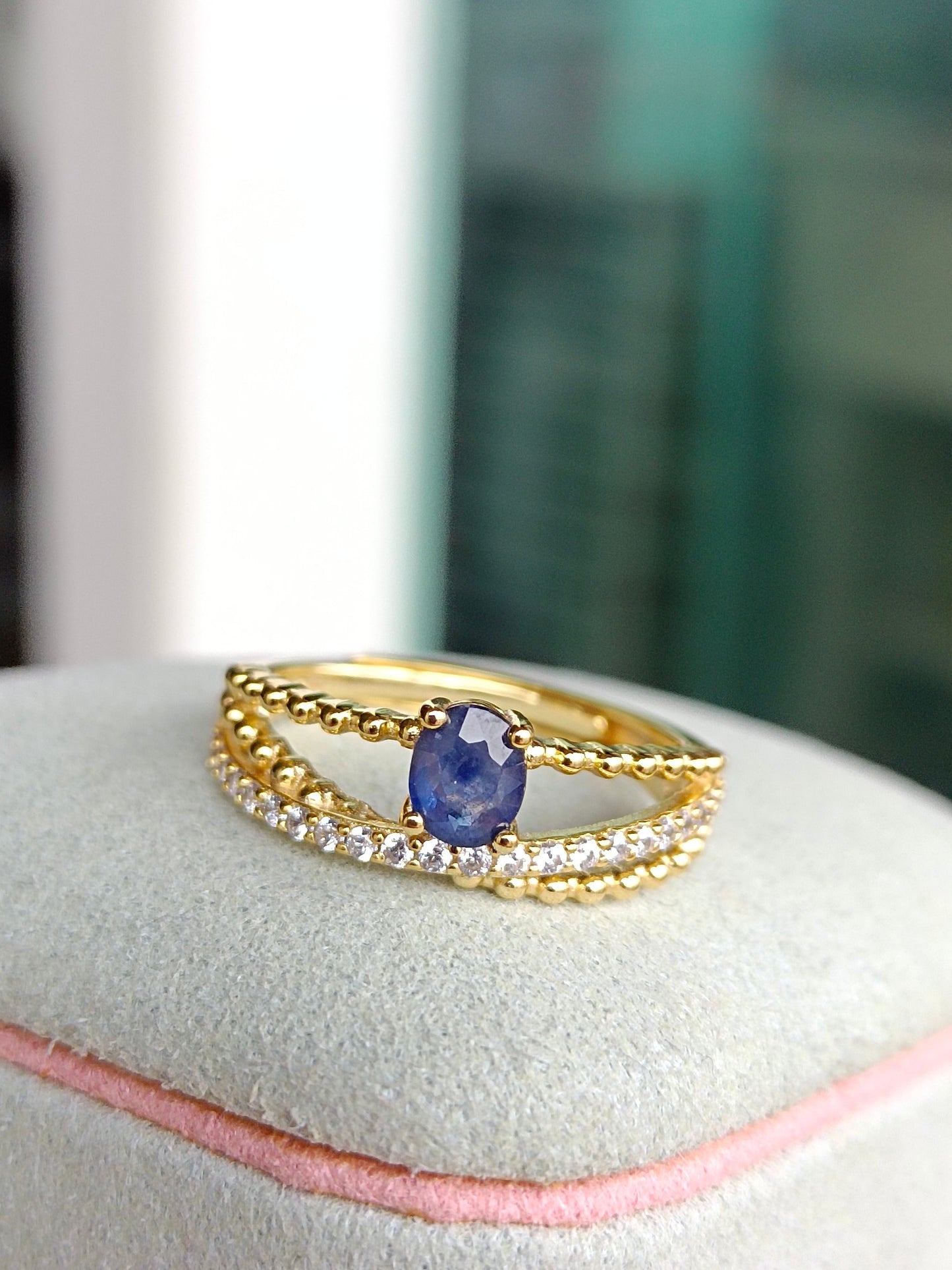 Anello con zaffiro naturale: un gioiello di intelletto, eleganza e saggezza