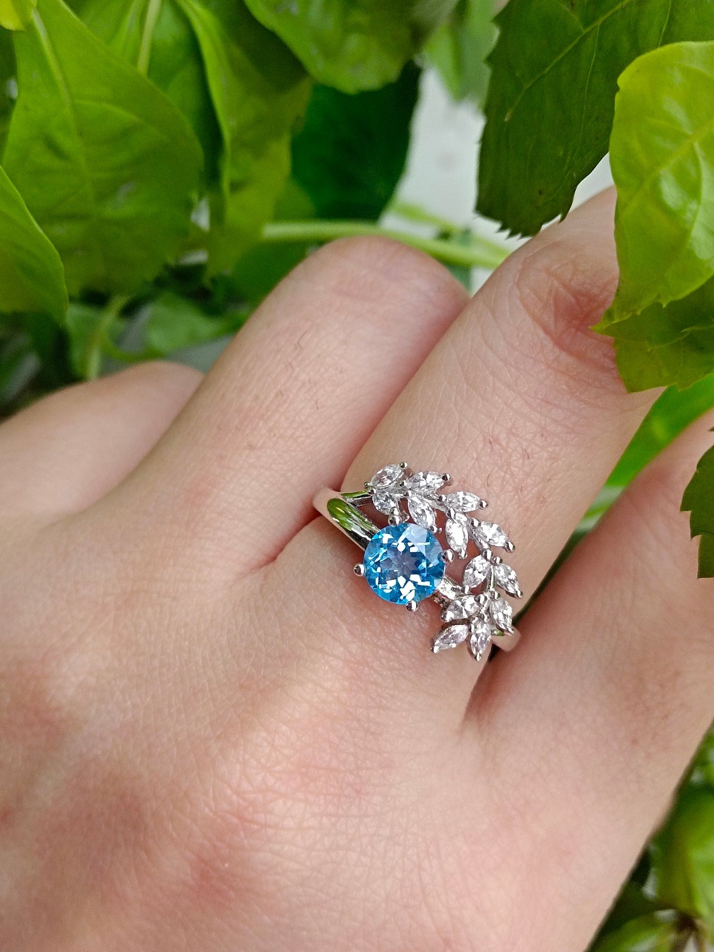 Anello con topazio naturale in blu svizzero: lavorazione artigianale di gioielli unici