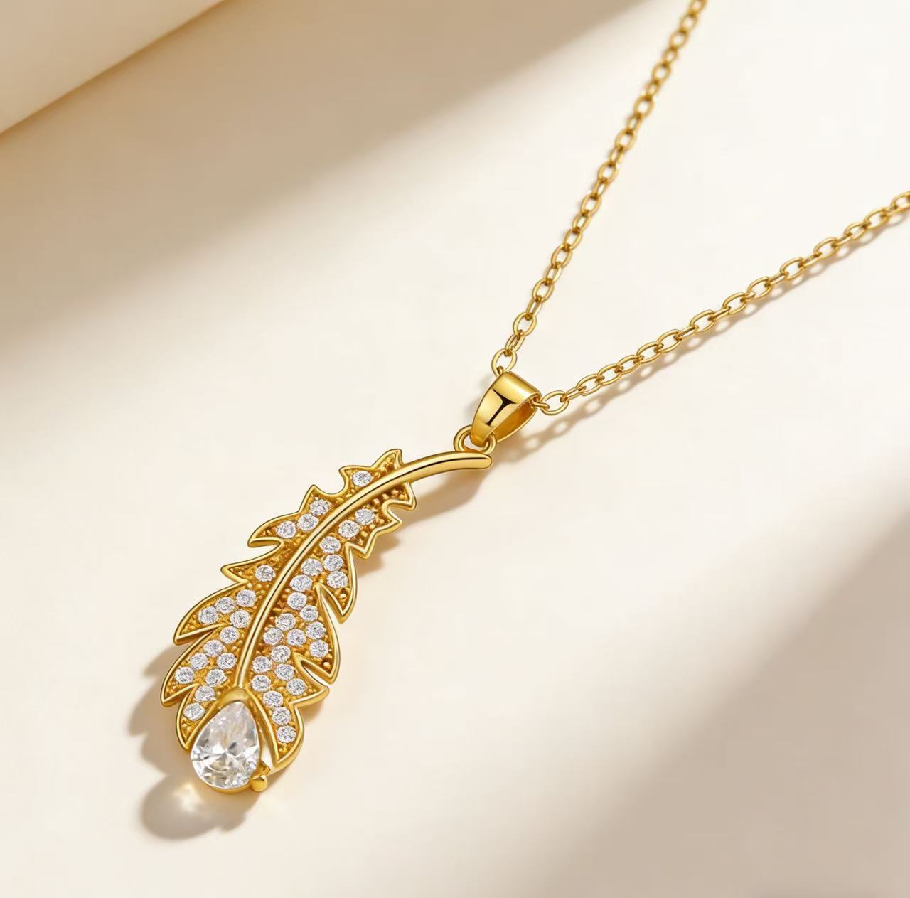 Heart Shaped Zircon Necklace For Women Clavicle Length Chain With A Gold Plated Pendant