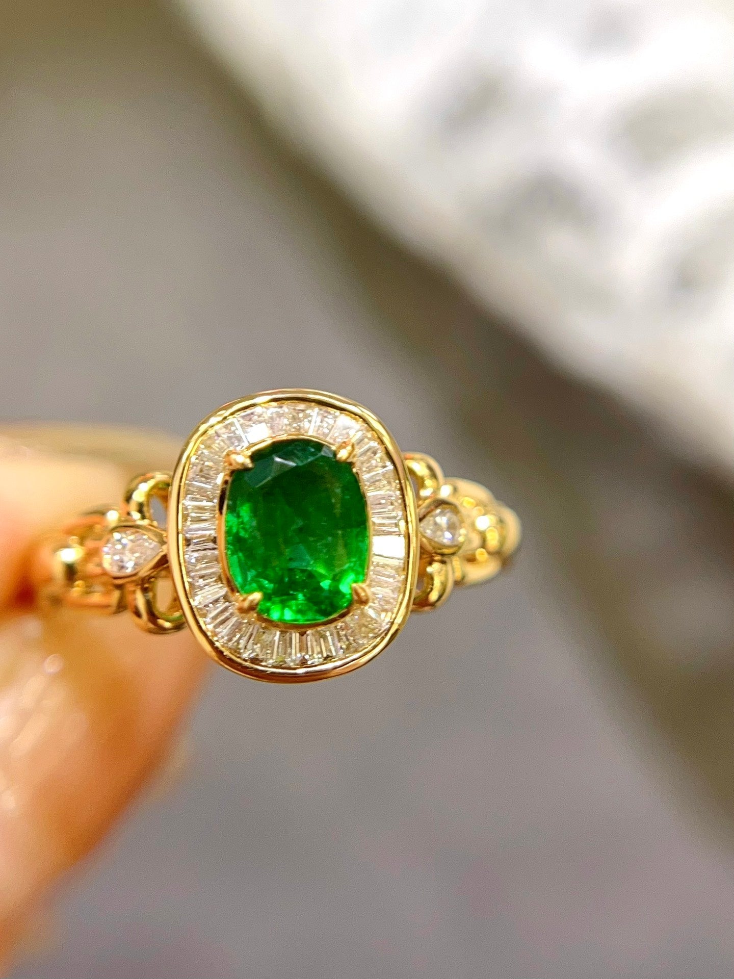Elegant Vintage Style! High-end and Exquisite 18k Gold Diamond-embedded Swat Muzo Emerald Ring - Jewelry Jeweler.Jewelry