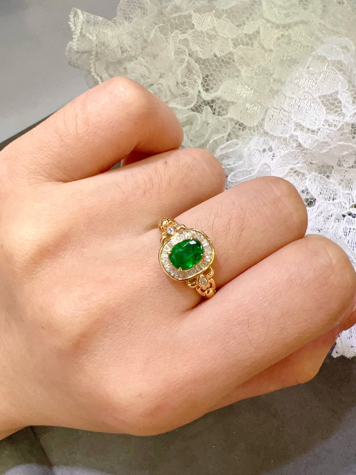 Elegant Vintage Style! High-end and Exquisite 18k Gold Diamond-embedded Swat Muzo Emerald Ring - Jewelry Jeweler.Jewelry