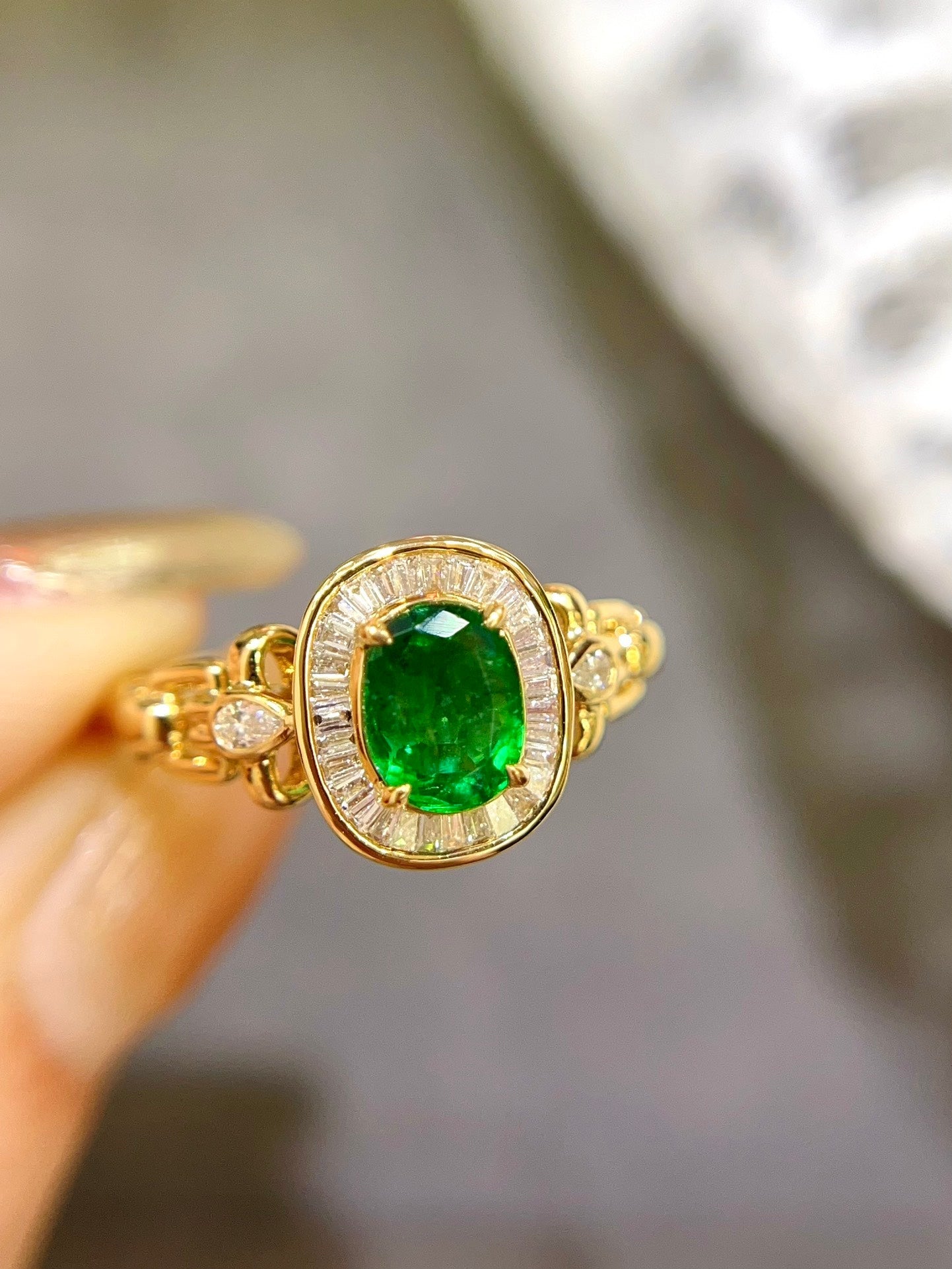 Elegant Vintage Style! High-end and Exquisite 18k Gold Diamond-embedded Swat Muzo Emerald Ring - Jewelry Jeweler.Jewelry