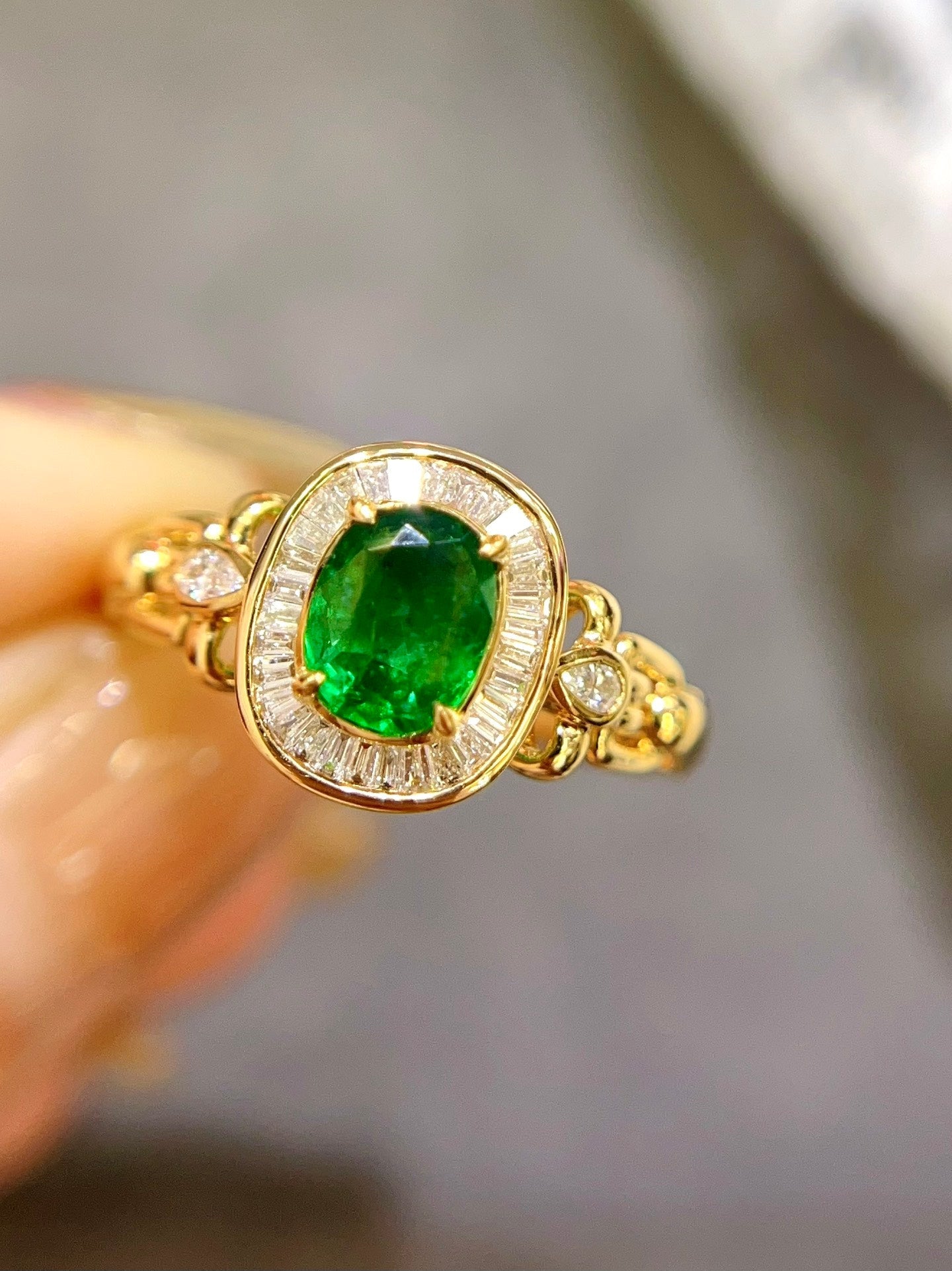 Elegant Vintage Style! High-end and Exquisite 18k Gold Diamond-embedded Swat Muzo Emerald Ring - Jewelry Jeweler.Jewelry