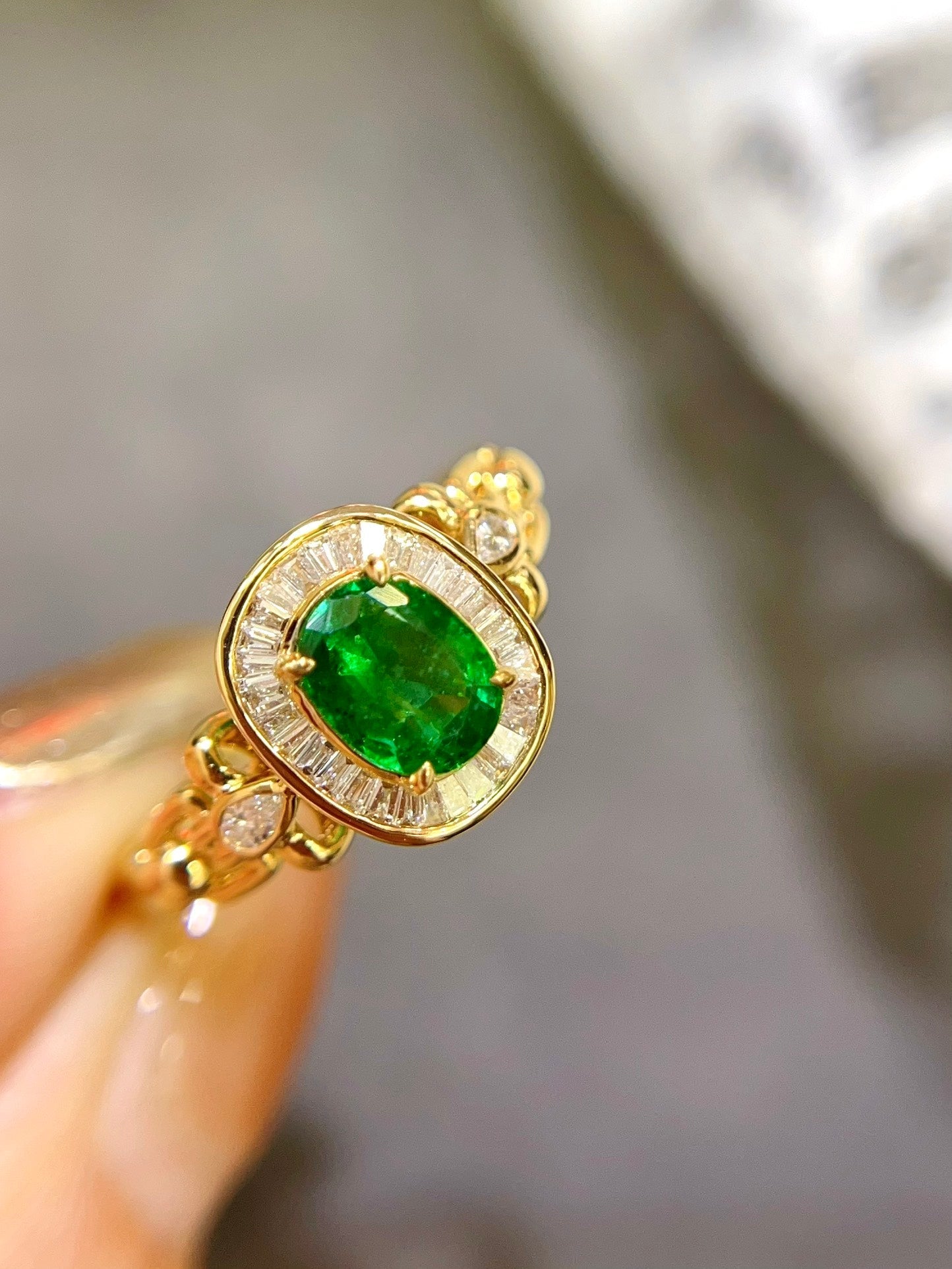 Elegant Vintage Style! High-end and Exquisite 18k Gold Diamond-embedded Swat Muzo Emerald Ring - Jewelry Jeweler.Jewelry