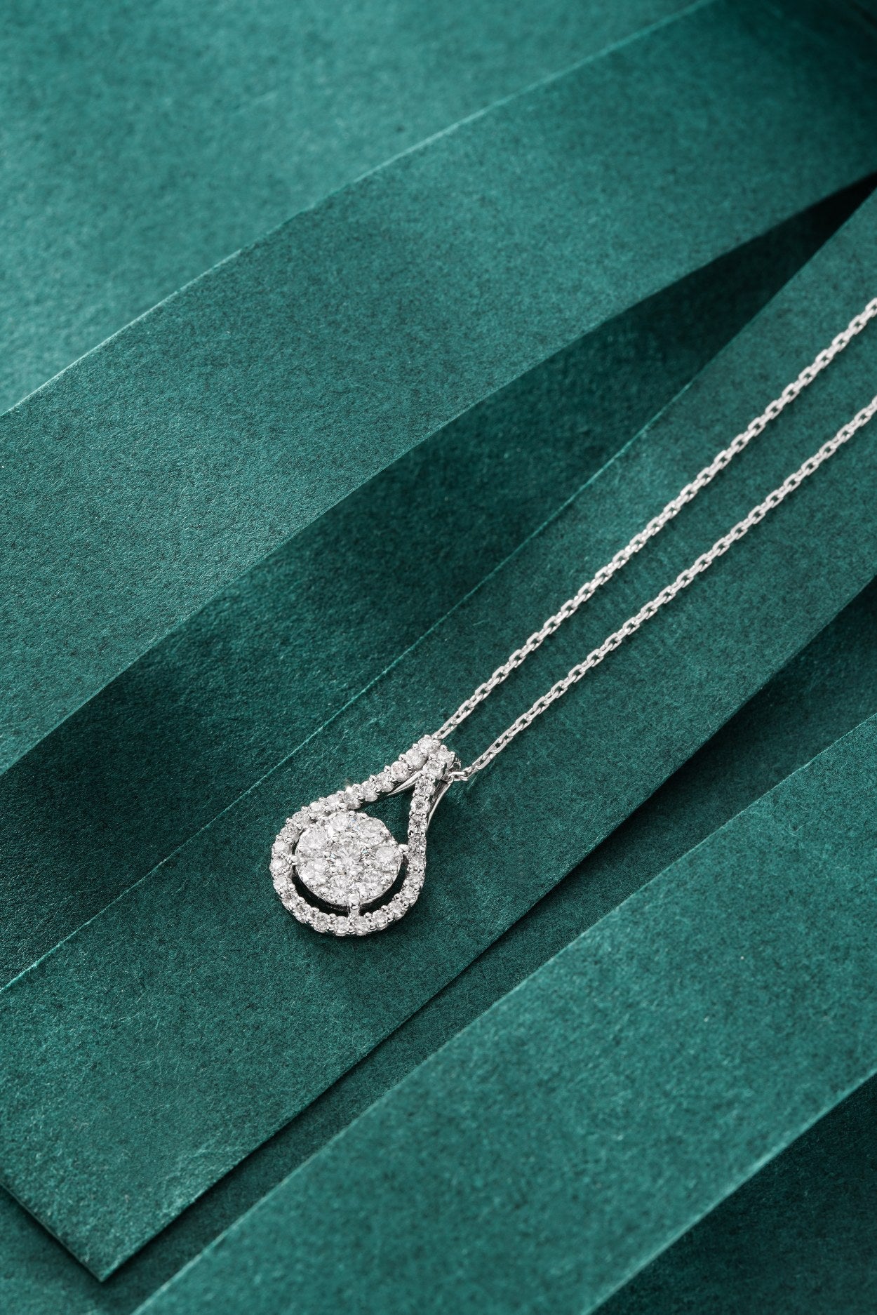 Enchanting Waterdrop Seven-Surround Pendant Jewelry - White Diamond Pendant